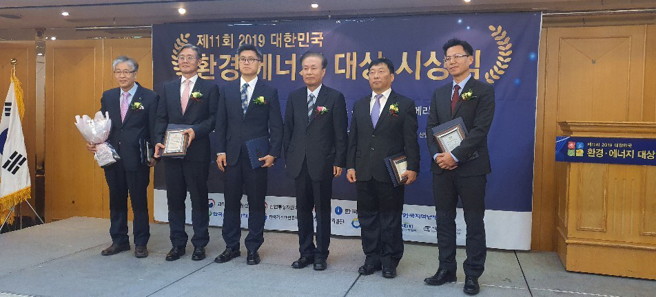 청주대학교 김태형 교수(우측 두 번째)가 학술부문 시상식에서 수상자들과 함께 기념사진 포즈를 취하고 있다.