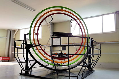 3차원 비행 훈련모형 장비인 Human Gyroscope 사진1